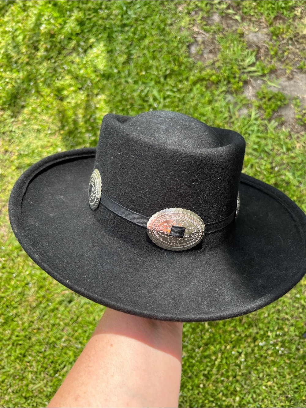 Black Felt Western Cowboy Ranch Hat with Silver Tone Conchos - Picture 2 of 12